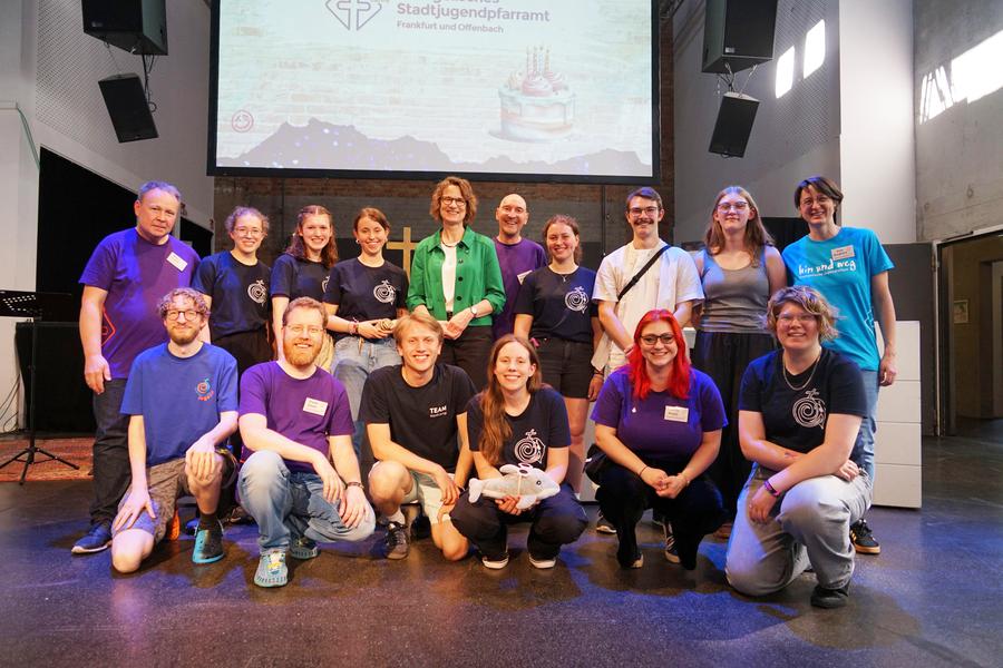 Haupt- und Ehrenamtliche gruppierten sich um EKHN-Kirchenpräsidentin Christiane Tietz. I Foto: Evangelisches Stadtjugendpfarramt