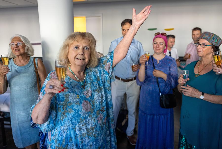 Petra Kunik inmitten der Festgesellschaft I Foto: Rolf Oeser