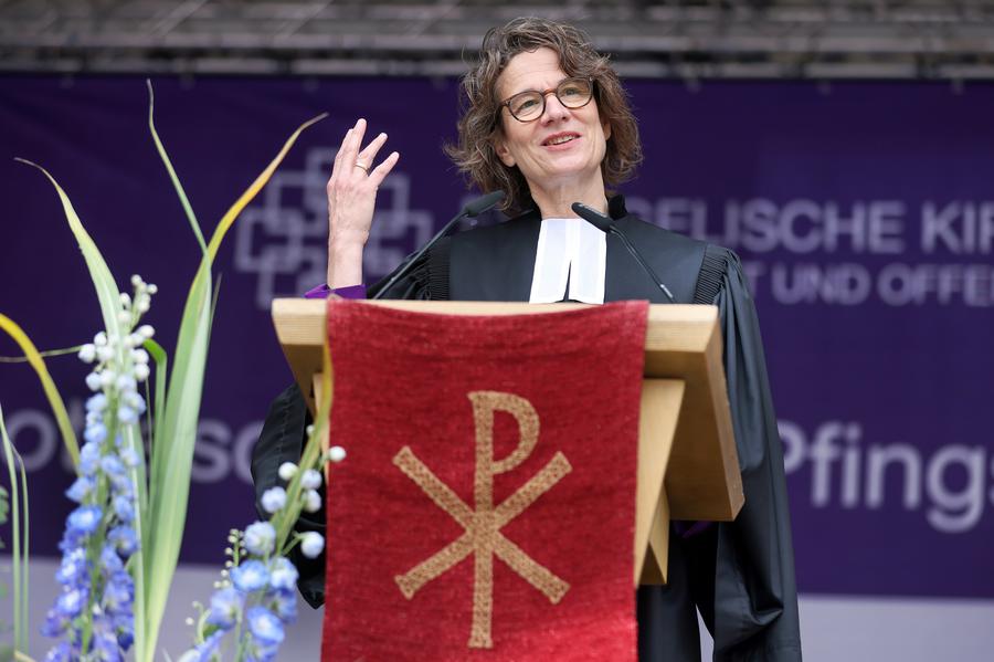 EKHN-Kirchenpräsidentin Christiane Tietz predigte Pfingstmontag auf dem Römerberg  Foto: Rolf Oeser