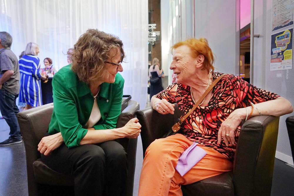 Christiane Tietz im Gespräch mit Edeltraut Lindenau-Grünberg, in den 90er Jahren Geschäftsführerin des Evangelischen Stadtjugendpfarramts. I Foto: Mathis Eckert.