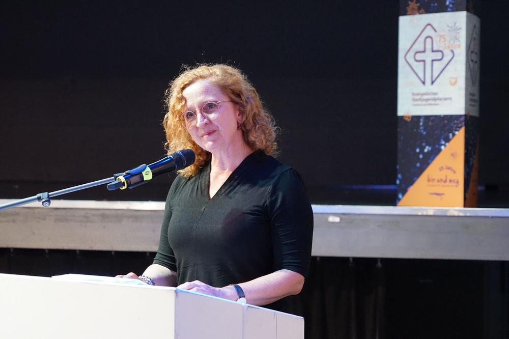 Sozialdezernentin Elke Voitl sprach ein Grußwort zum Jubiläum. I Foto: Mathis Eckert