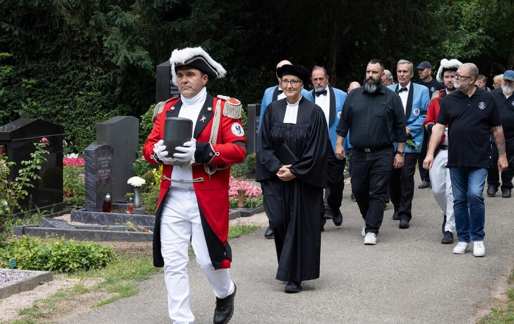 Überraschend kamen Karnevalsfreunde mit beim letzten Weg über den Südfriedhof. I Foto: Rolf Oeser