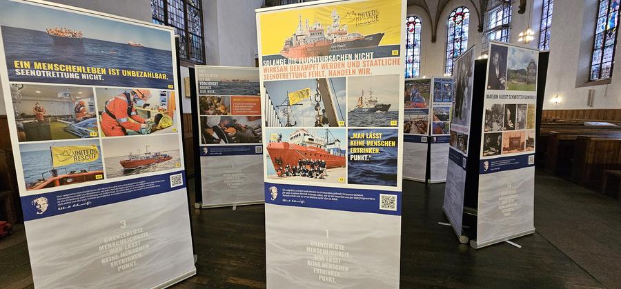 Einsatz im Sinne Albert Schweitzers für die Seenotrettung: Ausstellung United4Rescue in der Sankt Katharinenkirche  |  Foto: Albert-Schweitzer-Zentrum