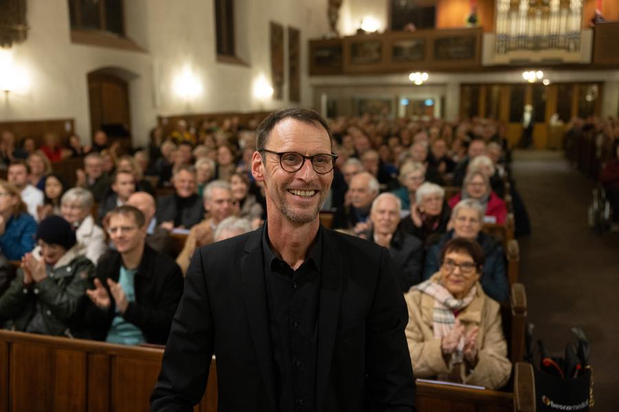 Klaus Eldert Müller bei einem seiner Konzerte in der Sankt Katharinenkirche. I Foto: Rolf Oeser