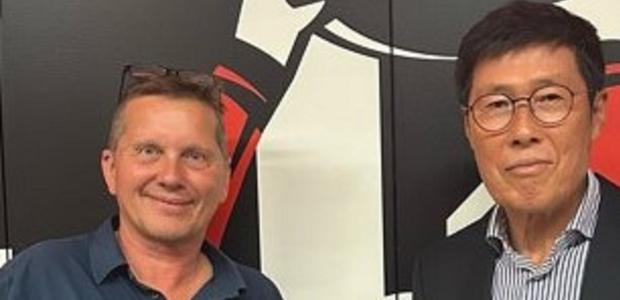 Stadionpfarrer Peter Noss mit Eintrachtlegende Cha Bum-kun  |  Foto: privat