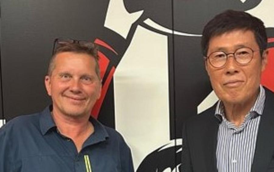 Stadionpfarrer Peter Noss mit Eintrachtlegende Cha Bum-kun  |  Foto: privat