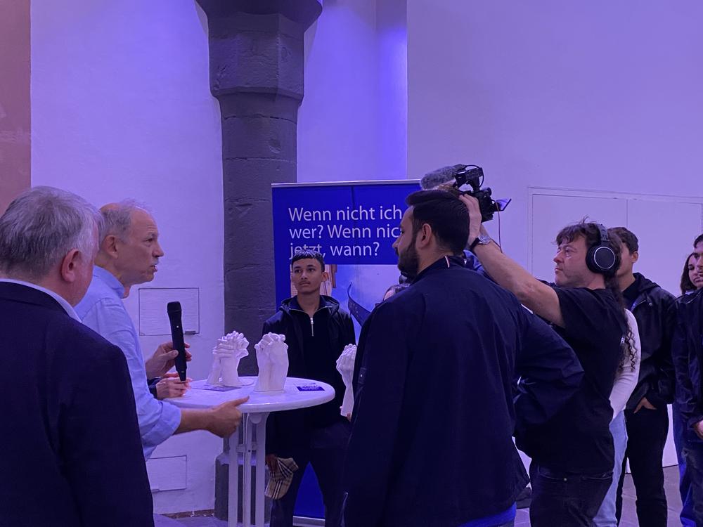 Roberto Fabian von der Gesellschaft für Christlich-jüdische Zusammenarbeit übergab Platz II des Abrahamspokals an Farhan und seine Mitschüler:innen. I Foto: Bettina Behler