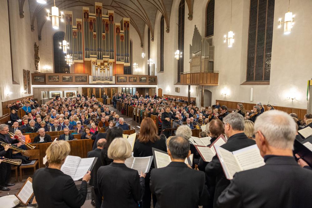 Sowohl hier in der Frankfurter Sankt Katharinenkirche, als auch in der Wiesbadener Marktkirche waren die Kirchenbänke dicht gefüllt. I Foto: Rolf Oeser