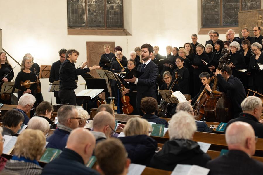 Clemens Bosselmann dirigierte in der Sankt Katharinenkirche die Kantoreien und die Instrumentalist:innen I Foto: Rolf Oeser