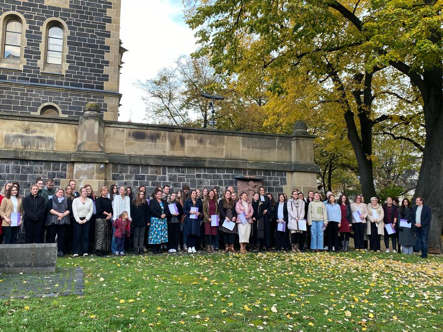 Nach der Beauftragung der Religionslehrer:innen: Gruppenfoto mit Kirchenpräsidentin I Foto: Bettina Behler