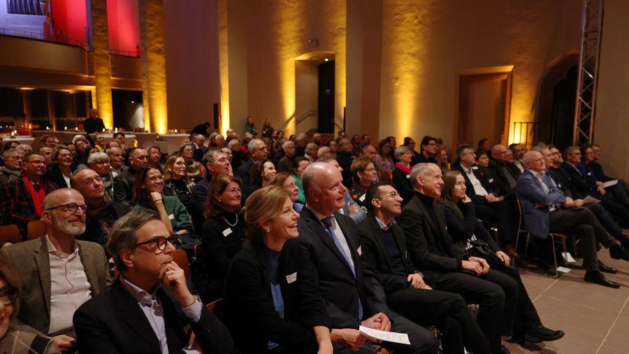 v. li. erste Reihe Marc Grünbaum, Vorstandsvorsitzender Jüdische Gemeinde, Clarissa Graz, Vorständin Innere Mission, Propst Oliver Albrecht, Stadtdekan Holger Kamlah und Ehefrau Elke, 2. Re. Stefan Majer,  Daniela Birkenfeld, ehem. Magistratsmitglieder