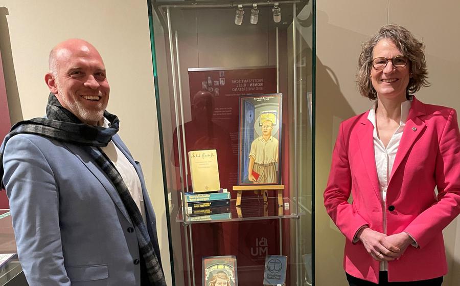Museumsdirektor Veit Dinkelaker zeigte im BIMU Kirchenpräsidentin Christiane Tietz auch die Exponate der aktuellen Sonderausstellung zu protestantischen Ikonen. I  Foto: BIMU