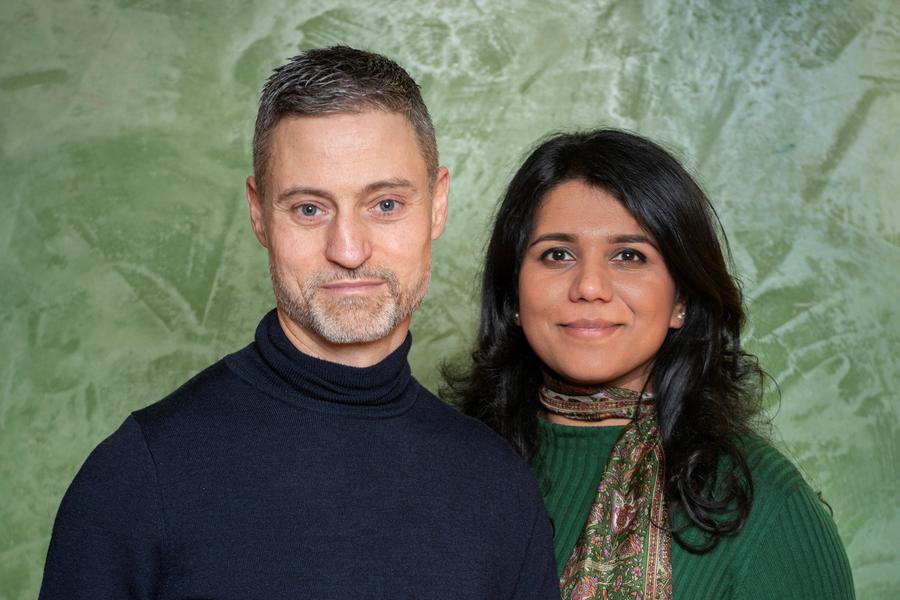 Saba-Nur Cheema und Meron Mendel halten die Predigt beim Holocaustgedenken in der Dreikönigskirche I Foto: Ali Ghandtschi