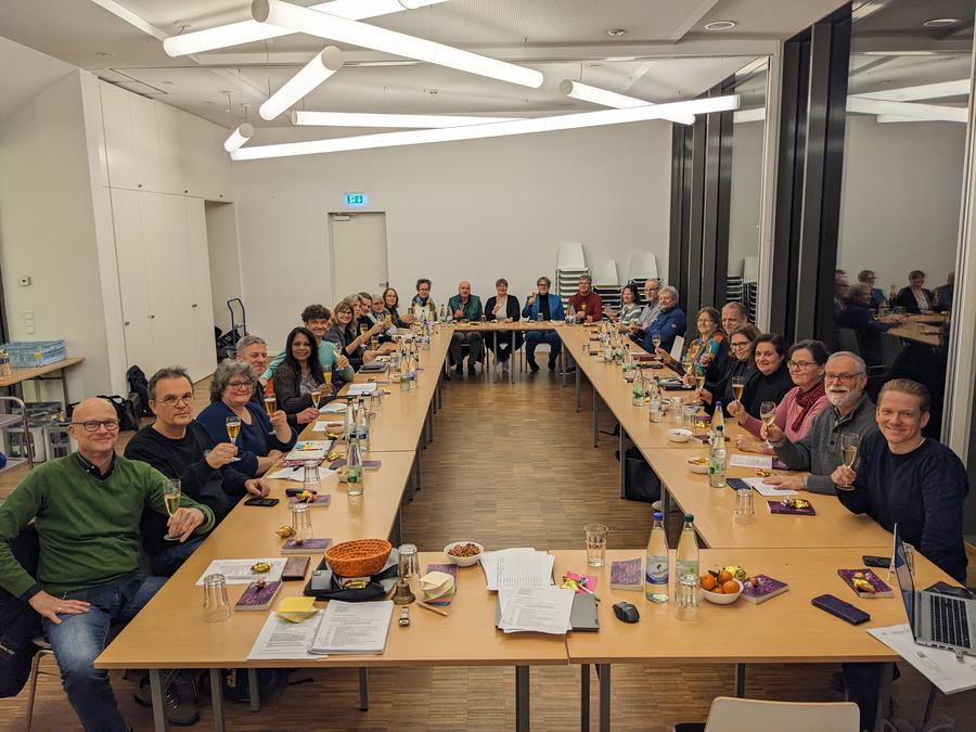 Anstoßen auf die erste gemeinsame Kirchenvorstandssitzung der Schöpfungsgemeinde I Foto: Cäcilie Blume