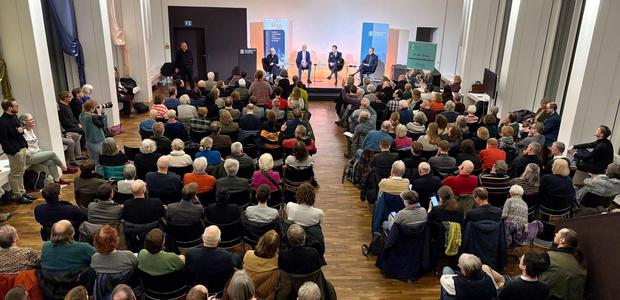 Große Resonanz: Sowohl die Saalplätze als auch die Empore waren besetzt bei der Debatte in der  Evangelischen Akademie. I Foto:  Mathis Eckert