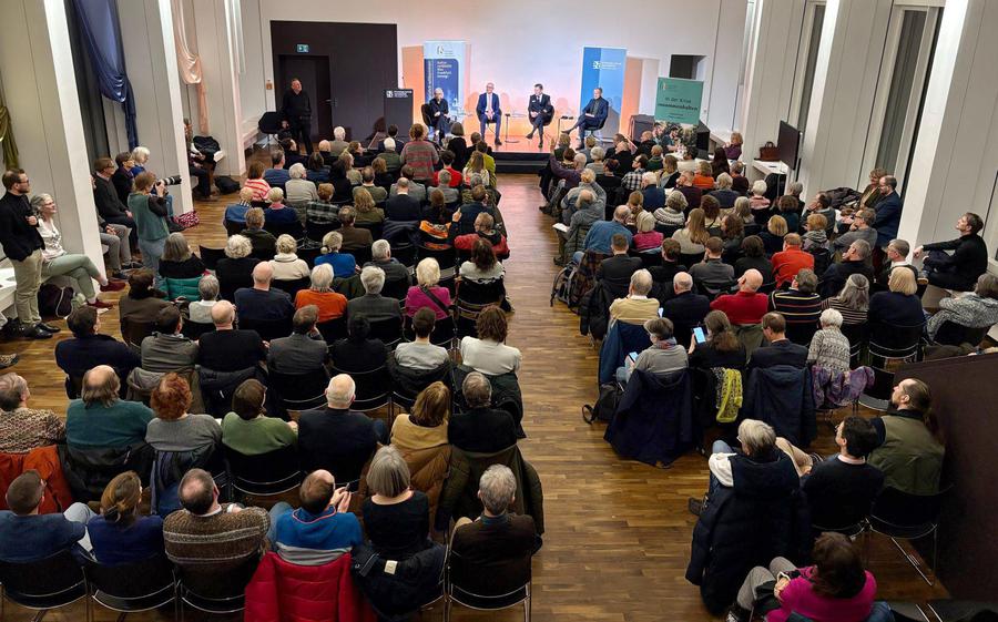 Große Resonanz: Sowohl die Saalplätze als auch die Empore waren besetzt bei der Debatte in der  Evangelischen Akademie. I Foto:  Mathis Eckert