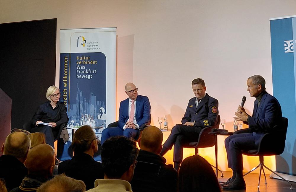 Im Gespräch: v.li. Mechthild Harting, Tobias Bräunlein, Markus Röck, Holger Kamlah  I  Foto: Malte Dücker