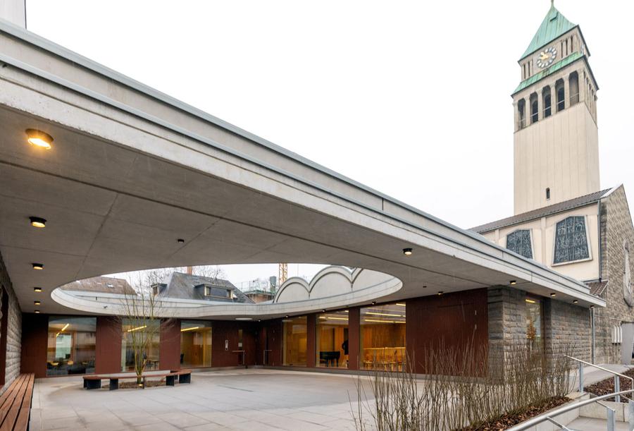 Das neue Gemeindezentrum schließt an die Kirche an. I Foto: Rolf Oeser