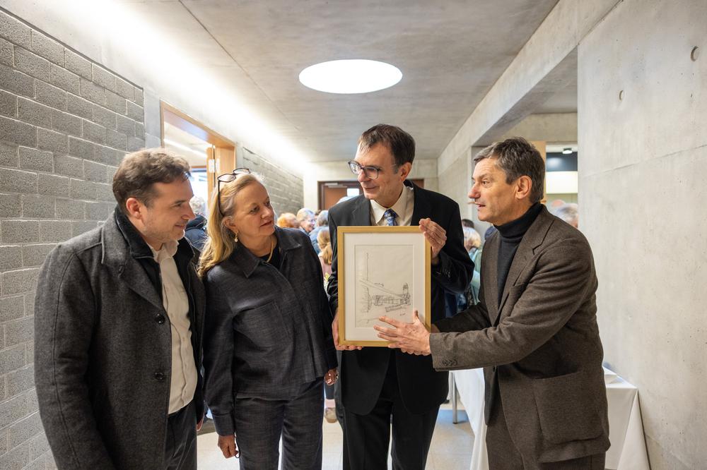 Zvonko Turkali (re.) übergab eine erste Skizze an (v.li.) den Leiter der Bauabteilung des ERV, Cornelius Boy, Projektleiterin Antje Grell und Pfarrer Wolfgang Löbermann. I Foto: Rolf Oeser