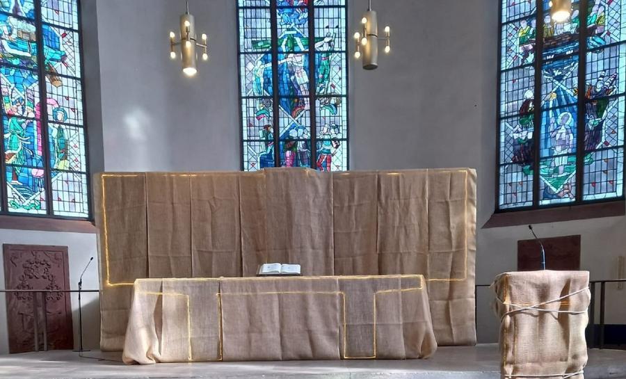 Nur die Umrisse sind zu erkennnen, der Rest bleibt schattenhaft in der Passionszeit. I Foto: Olaf Lewerenz