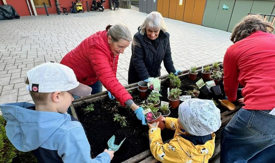 Zwei-Generationen-Projekt im Hufelandhaus bringt Frühlingsstimmung I Foto: Innere Mission Frankfurt