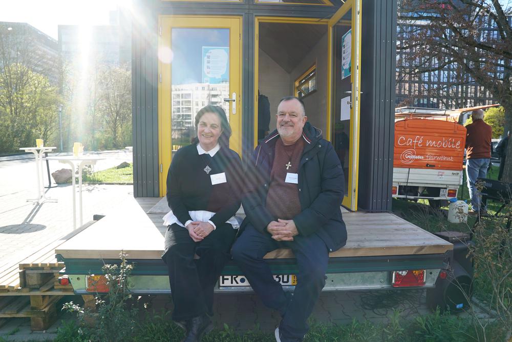 Ein ökumenisches Team: Pfarrerin Anja Bode und Pfarrer Werner Portugall bei der Eröffnung der Tiny Church I  Foto: Anne Zegelman/Bistum Limburg