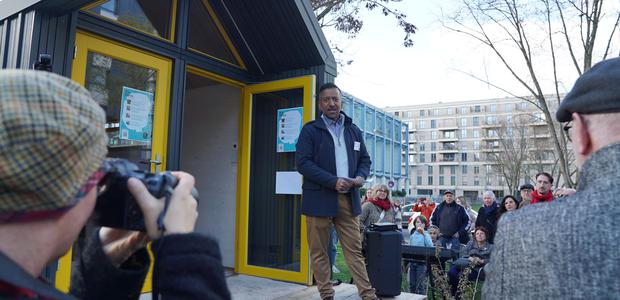 Eröffnung der ölumenischen Tiny Church in Frankfurt-Niederrad - George Kurumthottikal begrüßt viele interessierte Gäste und Medien I Foto: Anne Zegelman/Bistum Limburg