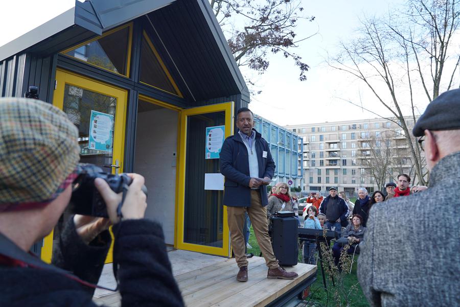 Eröffnung der ölumenischen Tiny Church in Frankfurt-Niederrad - George Kurumthottikal begrüßt viele interessierte Gäste und Medien I Foto: Anne Zegelman/Bistum Limburg