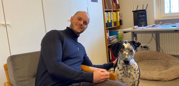 Gemeindepädagoge Marvin Lehmann - gerne auch mal mit Hund im Dienst. I Foto: Bettina Behler