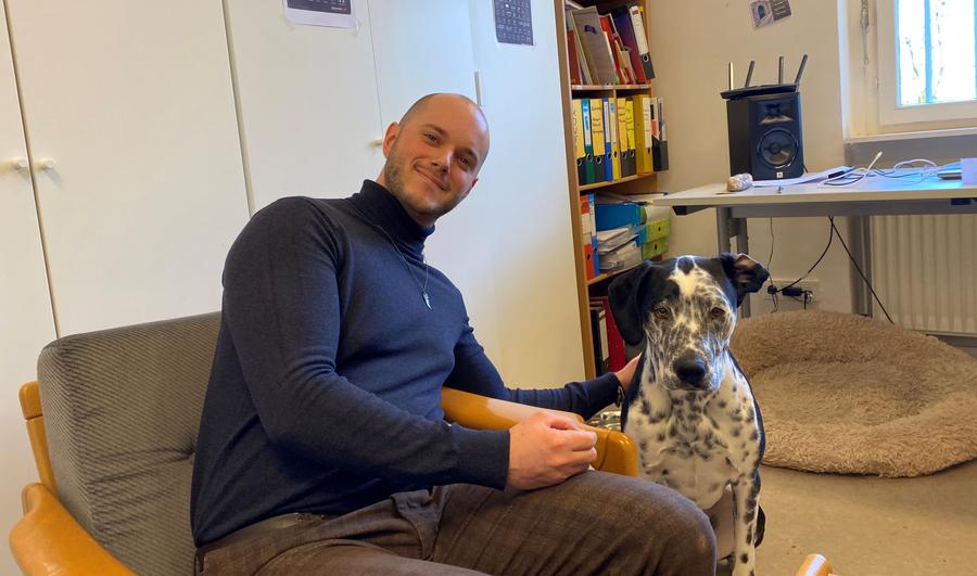 Gemeindepädagoge Marvin Lehmann - gerne auch mal mit Hund im Dienst. I Foto: Bettina Behler