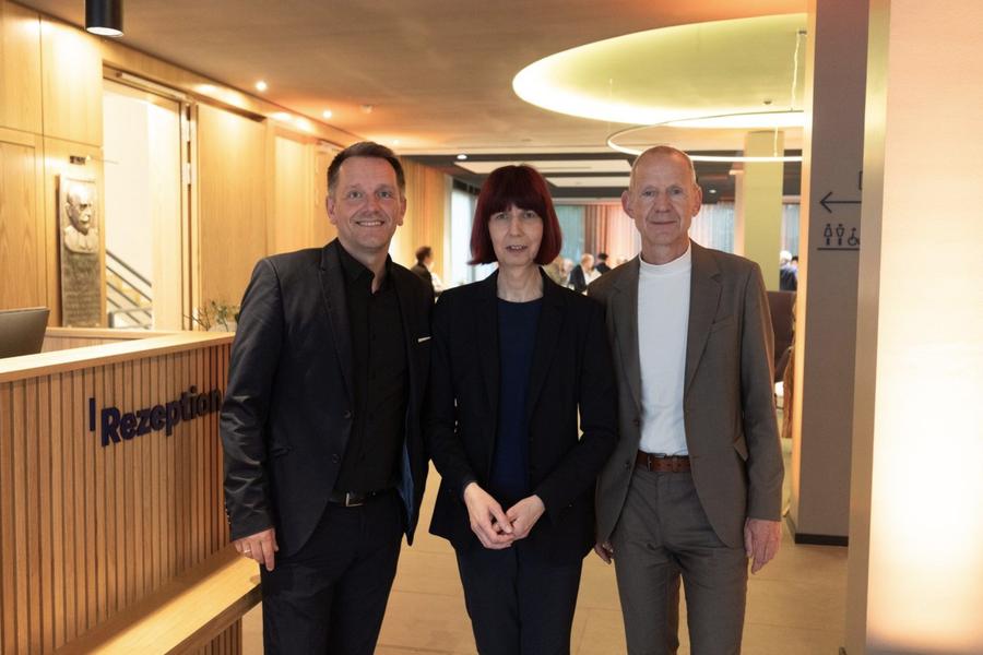 Begrüßung im Foyer: Sebastian Stattaus (Himmlische Herbergen), Tanja Eckelmann (Stellv. Leitung zentrale Dienste ERV, Leitung Spenerhaus), Stadtdekan und ERV-Vorsitzender Holger Kamlah I Foto: Rolf Oeser