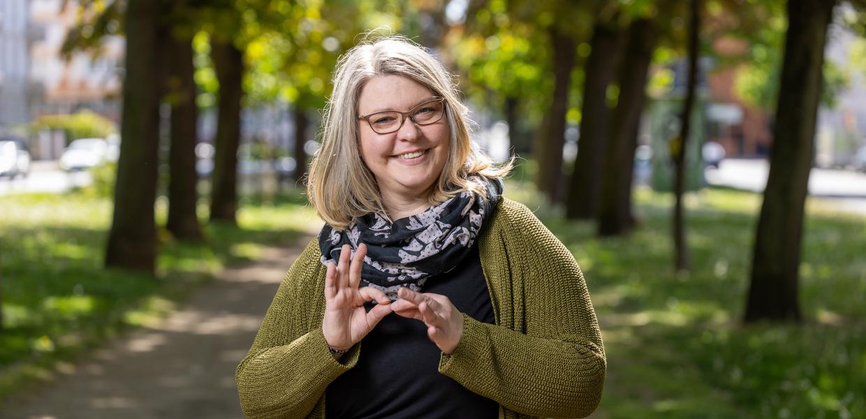 Pfarrerin im Dialog: mit Händen, Mimik und Körpersprache weiß Kerstin Groß sich zu verständigen. I Foto: Rolf Oeser