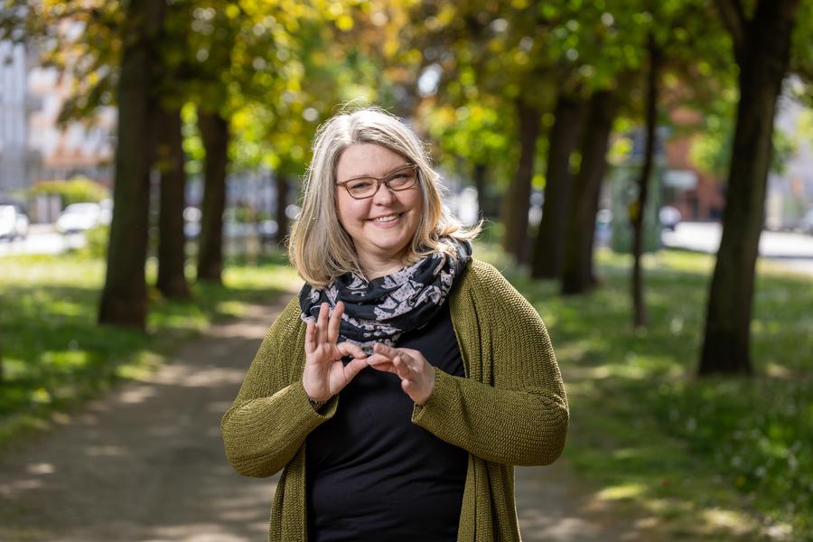 Pfarrerin im Dialog: mit Händen, Mimik und Körpersprache weiß Kerstin Groß sich zu verständigen. I Foto: Rolf Oeser