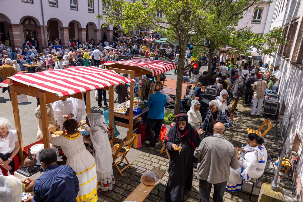 Im Hof des Dominikanerklosters wird sichtbar, wie international das Christentum in der Region ist. I Foto: Rolf Oeser
