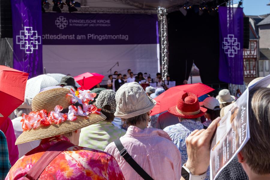 Gut behütet und froh gemut   I Foto: Rolf Oeser