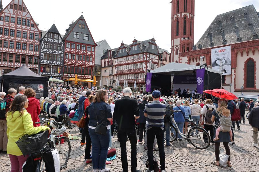 Mit einem Open-Air-Gottesdienst beginnt das Pfingstmontagsfest I Foto: Rolf Oeser