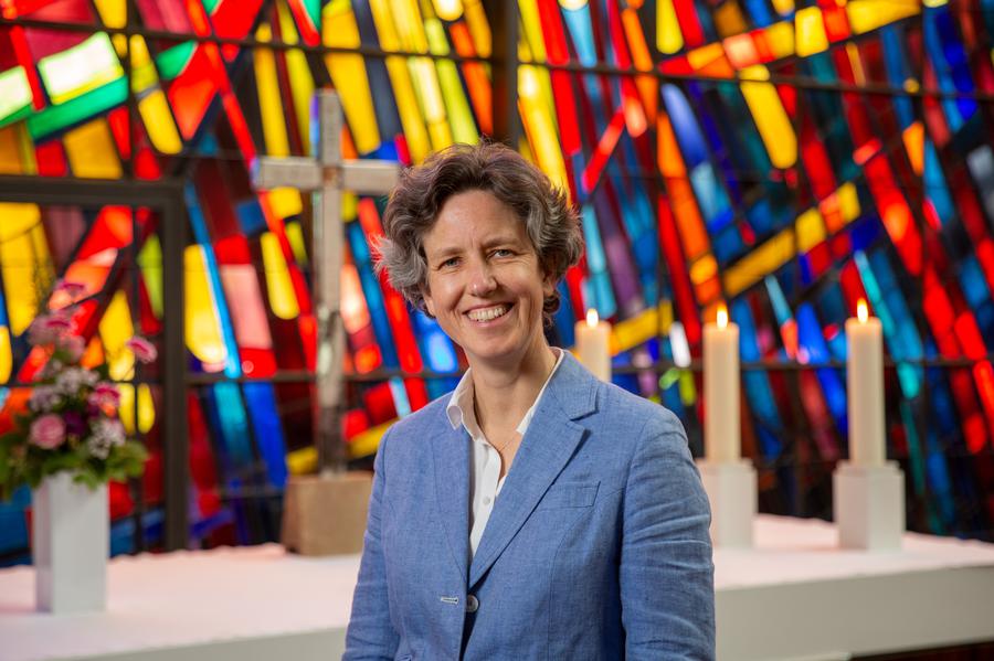Ein Bild von dem Buntglasfenster nimmt Tina Greitemann mit nach Schweden. I Foto: Rolf Oeser