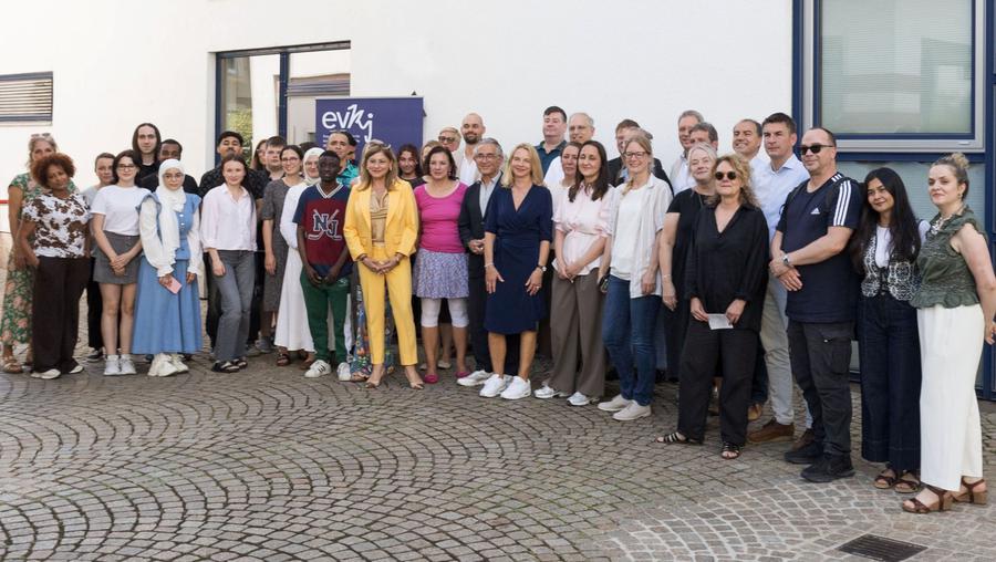 In großer Runde unterwegs - zu Orten und Aufgaben der Jugendhilfe. I Foto: EVKJ