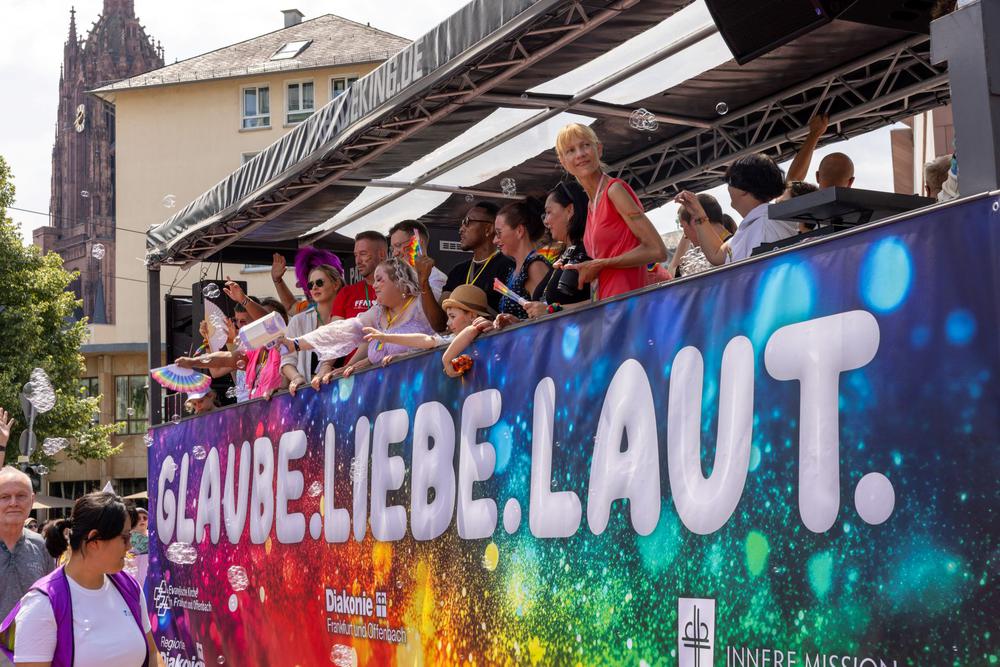 Inzwischen zeigt eine große evangelische Community beim Frankfurter CSD Präsenz. I Foto: Rolf Oeser
