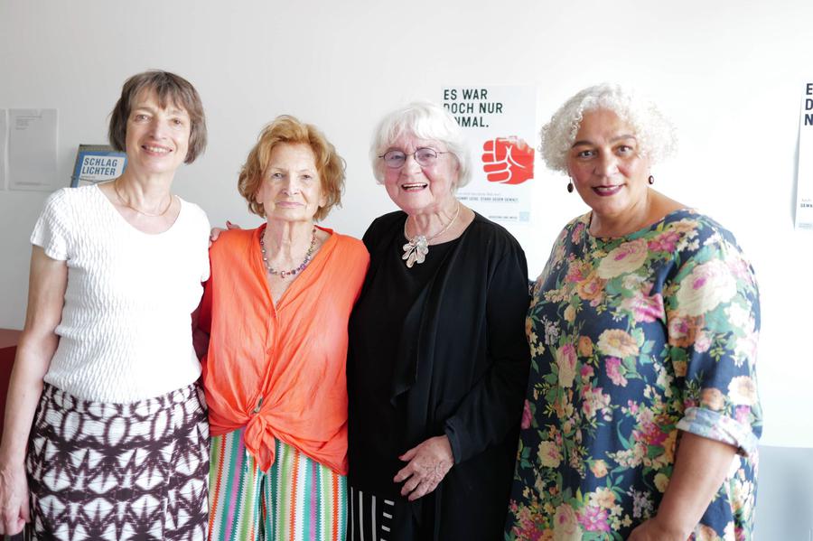 Brigitte Gößling, (2. v. re) und Gertrud Mehrens (3. v. re) werden gerahmt von Gudrun Reinhart und Monika Kittler aus dem aktuellen Vorstand. I Foto: FIM