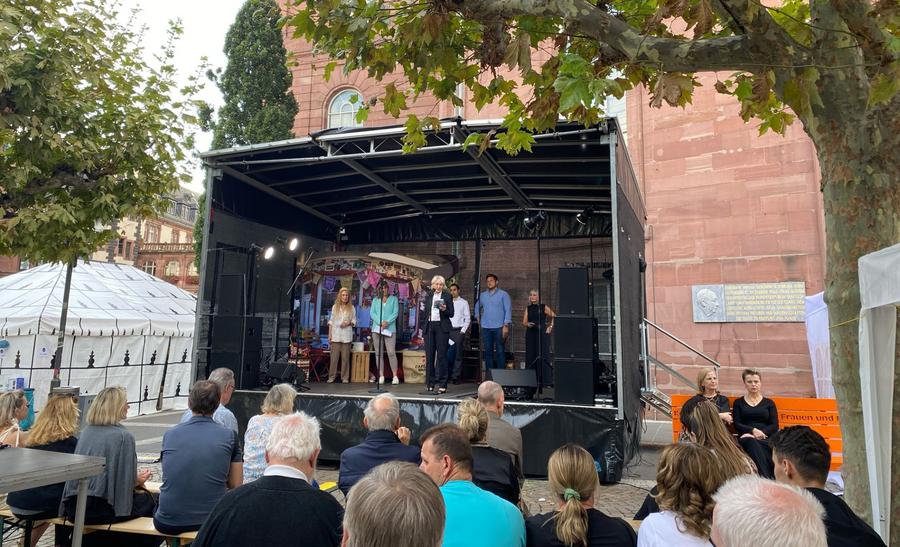 Susanna Faust Kallenberg, Pfarrerin für interreligiösen Dialog im Evangelischen Stadtdekanat Frankfurt und Offenbach, gehörte zu denen, die ein Friedensgebet vortrugen. I Foto: Bettina Behler