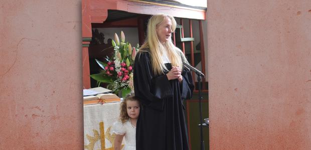 Petra Lehwalder - zusammen mit einer ihrer drei Enkelinnen I Foto: privat