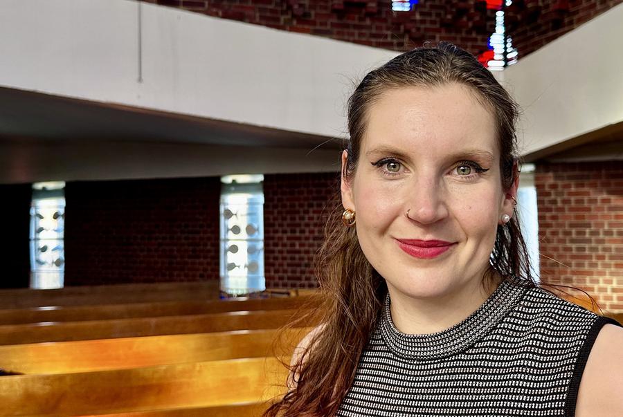 Pfarrerin Svenja Prust gefällt die Mischung aus dörflich und städtisch. I Foto: Hilke Wiegers