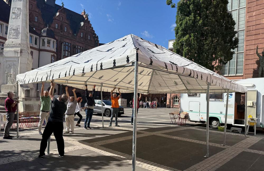Viele packten mit an bei der Eröffnung des textilen Diskussionsraum.s I Foto: Wolf Kunik