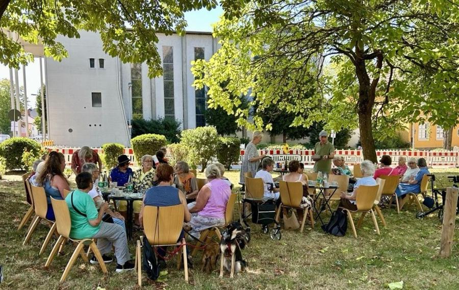 Während der Sommerferien wurde der Melanchthonplatz einmal in der Woche zum Kaffeegarten. I Foto Anne-Katrin Helms