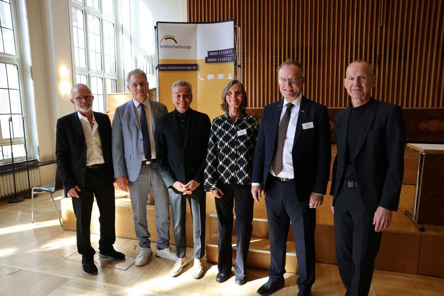 v.li. Präses Stefan Majer, Diakoniepfarrer Markus Eisele, Professor Michel Friedman, Telefonseelsorgeleiterin Bettina Tarmann, Markus Mütze, Stellvertreter, Stadtdekan Holger Kamlah I Foto: Rolf Oeser