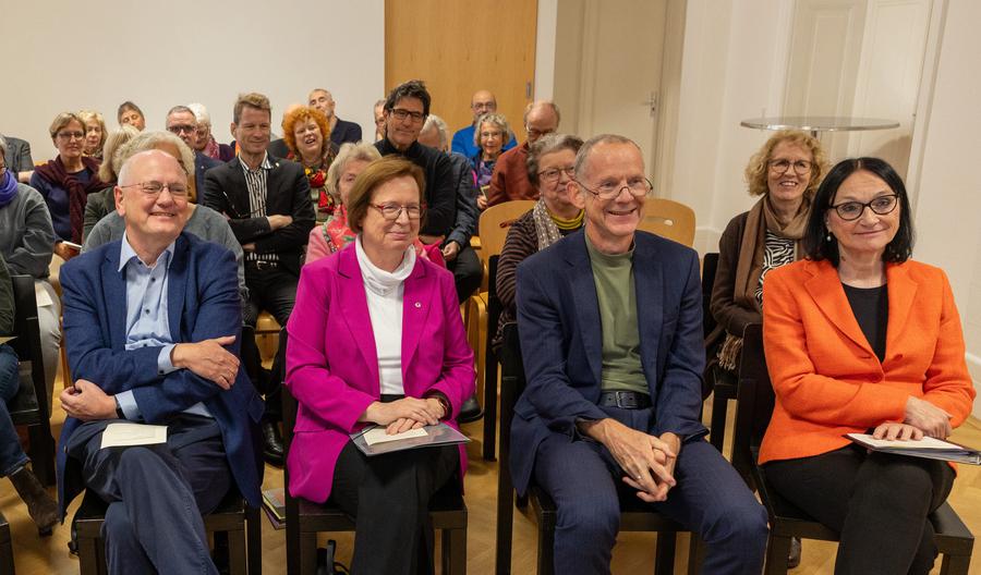 v.li. Wolfram Schmidt, Vorsitzender des Kirchenvorstands, Ulrike Scherf, stellvertretende Kirchenpräsidentin, Stadtdekan Holger Kamlah, Pfarrerin Gita Leber, zweite Reihe, v.re. die frühere Pröpstin Gabriele Scherle, Dore Struckmeier-Schubert