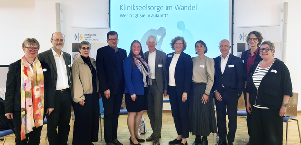 Vertreter:innen aus Politik, Gesundheitswesen und Kirchen diskutierten im Frankfurter Markus Krankenhaus über die Zukunft der Klinikseelsorge. |
