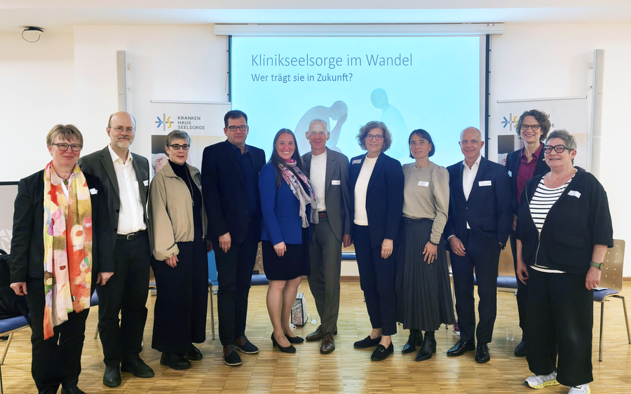 Vertreter:innen aus Politik, Gesundheitswesen und Kirchen diskutierten im Frankfurter Markus Krankenhaus über die Zukunft der Klinikseelsorge. |