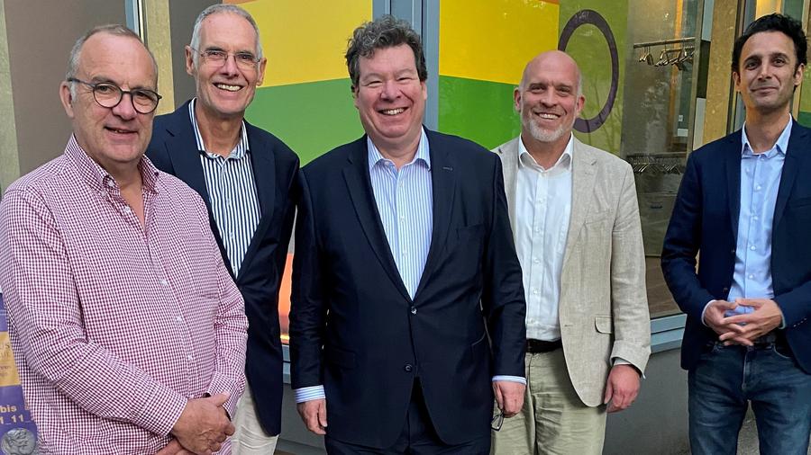Amtsübergabe im Bibelhaus: (von links) Ulrich Schröder, Dr. Achim Knecht, Professor Thomas Kreuzer, Veit Dinkelaker und Kambis Zahedi | Foto: Bibelhaus